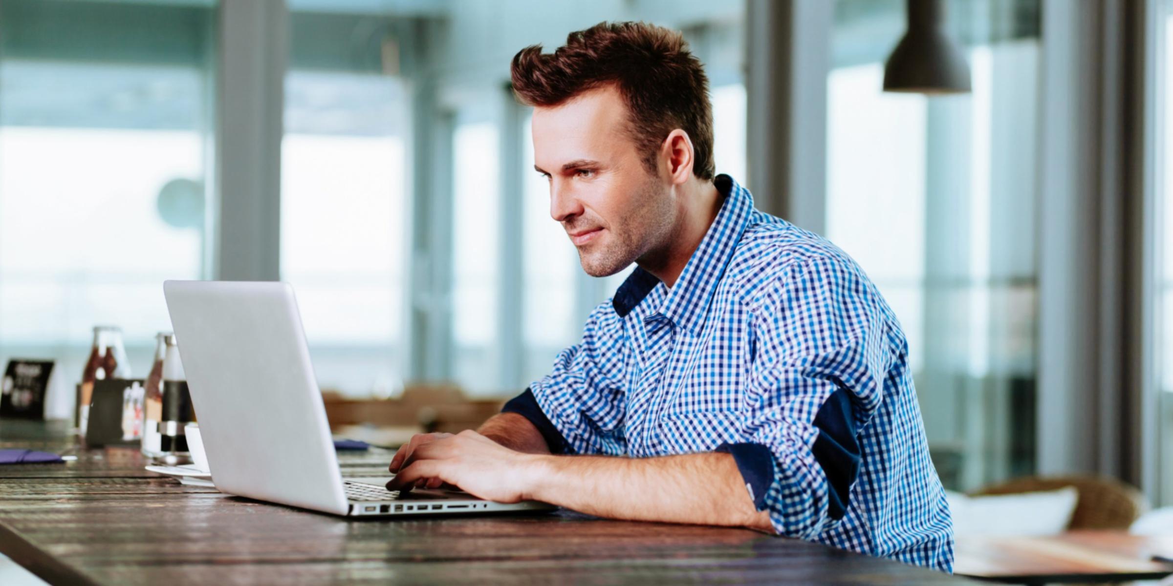 Teilnehmer arbeiten gemeinsam an Finanzkennzahlen-Analysen während einer Schulungssitzung