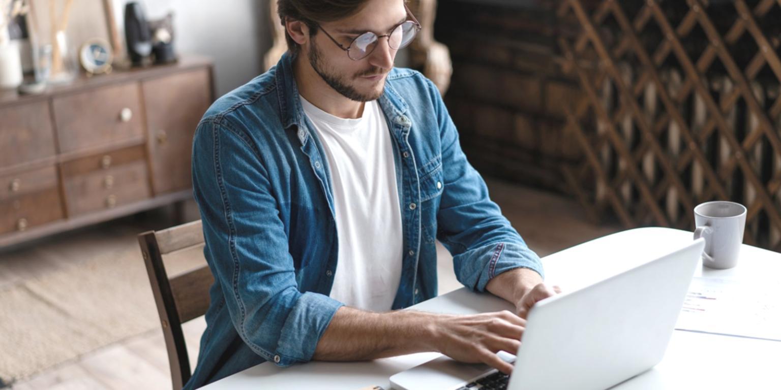 Professionelle Lernumgebung mit digitalen Finanzanalyse-Tools und Schulungsmaterialien